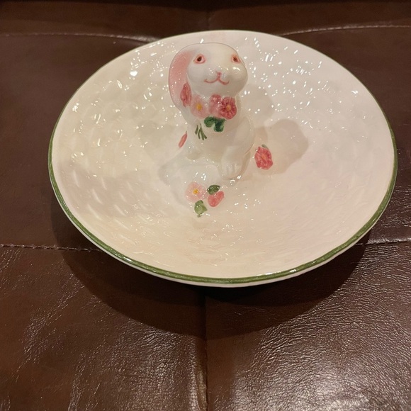 Avon Hand Painted Porcelain Round Trinket or Candy Dish with Bunny 1982 vintage - Picture 1 of 6